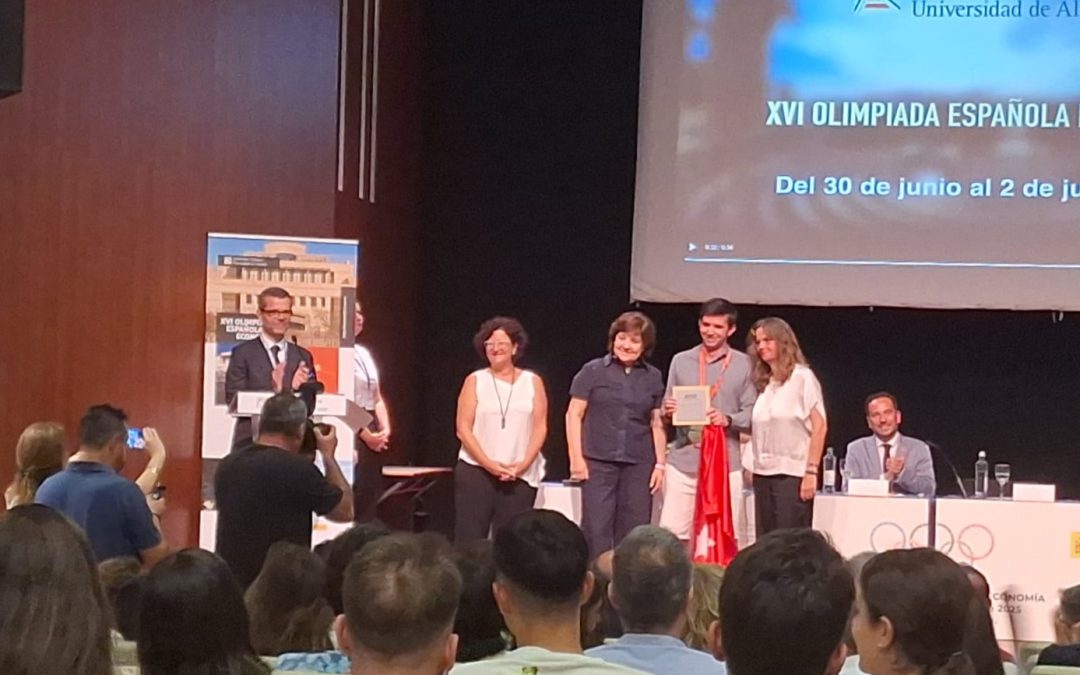 Medalla de Oro en la Olimpiada Nacional de Economía